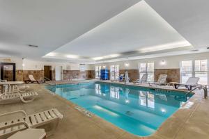 Swimmingpoolen hos eller tæt på Comfort Suites