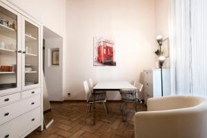 a kitchen with a table and chairs in a room at Imperial Loft in Rome