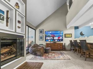 sala de estar con chimenea y TV en WH405 Wheeler House condo en Copper Mountain