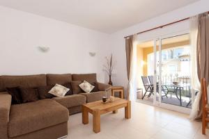 sala de estar con sofá y mesa en Pinella a lovely 2 Bed Apt. La Sella Golf Urb., en Denia