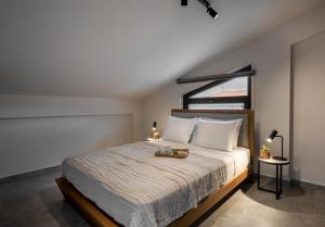 een slaapkamer met een groot bed met witte kussens bij IRIS SUITES NIKITI in Nikiti