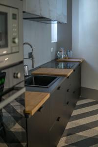 una cocina con fregadero y microondas en Navona Open Space Apartments, en Roma 37 fotos más