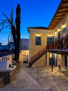 uma villa com uma escada que leva a uma casa em Chrysiis 2 em Egina