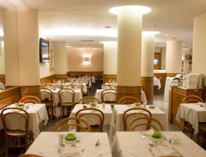 Windsor Martinique Copacabana餐厅或其他用餐的地方