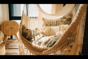 een hangmat in een kamer met een raam bij on Le Su in Toucheng