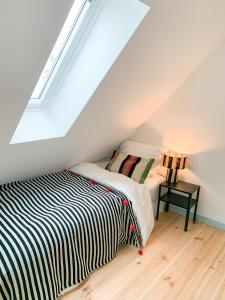 a attic bedroom with a bed and a window at Ferienhaus Feni in Neckargemünd