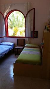 a bedroom with a bed and a window at Villa Morreale in Fontane Bianche