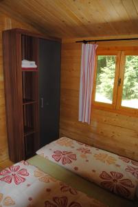 Habitación pequeña con cama y ventana en Villa Hedi Apartman, en Dunakiliti