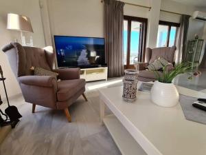 Televisyen dan/atau pusat hiburan di Villa Sobre - Spacious and Comfortable.
