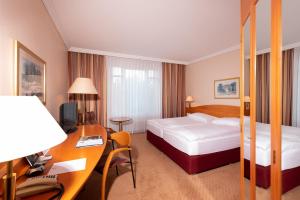Postel nebo postele na pokoji v ubytování Hotel Meerane
