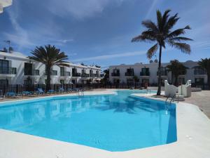 Bazén v ubytovaní Casa Virginia Corralejo by iRent Fuerteventura alebo v jeho blízkosti