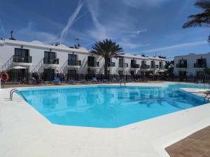 Bazén v ubytovaní Casa Virginia Corralejo by iRent Fuerteventura alebo v jeho blízkosti