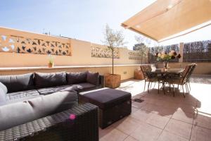un patio con sofá y mesa. en BCN Apartments 41 en Barcelona