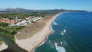 een luchtzicht op een strand en de oceaan bij MP-Casa Olivera in Torroella de Montgrí