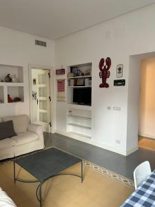 TV a/nebo společenská místnost v ubytování SEABAUDIA1 CON TERRAZZA + 27 fotografií
