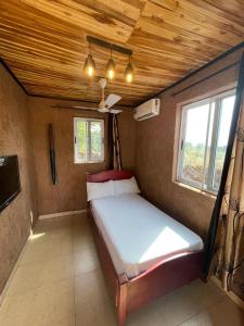 1 dormitorio con 1 cama en la esquina de una habitación en Watergate lodge, en Larabanga