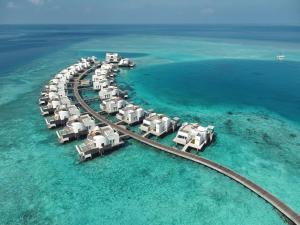 een luchtzicht op een resort in de oceaan bij Jumeirah Olhahali Island Maldives in North Male Atoll