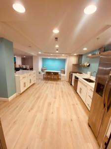 uma grande cozinha com pisos em madeira e uma mesa em Canalside Inn em Rehoboth Beach