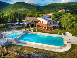 uma vista aérea de uma casa com piscina em La Locanda del Collaccio em Preci