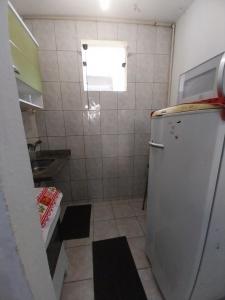 Elle comprend une petite cuisine équipée d'un réfrigérateur et d'un évier. dans l'établissement Apto JOSENINOS, à Campos dos Goytacazes