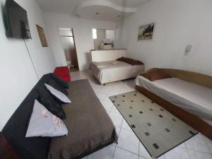 - un salon avec deux lits et un canapé dans l'établissement Apto JOSENINOS, à Campos dos Goytacazes