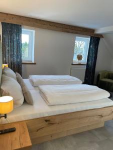 1 dormitorio con 1 cama grande con marco de madera en Hotel Gasthof zum Wulfen en Sulzbach-Rosenberg