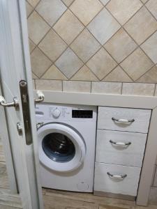 a washer and dryer in a small room at Green House Skiathos in Skiathos