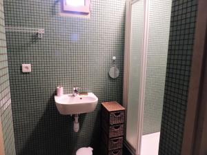 mała łazienka z umywalką i prysznicem w obiekcie Charme et calme dans une bergerie du XVII ème w mieście Urrugne +19 zdjęć