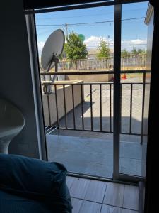 Camera con vista su un balcone con sedia di Central departamento en recinto privado Aire acondicionado Wifi Estacionamiento a Rancagua