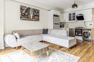 een woonkamer met een bank en een tafel bij Central and Modernly Furnished Flat in Sisli in Istanbul