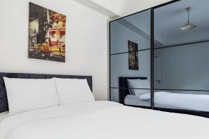 een slaapkamer met een wit bed en een grote spiegel bij Central and Modernly Furnished Flat in Sisli in Istanbul