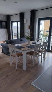 een witte tafel en stoelen in de woonkamer bij Ferienwohnung Sonne 