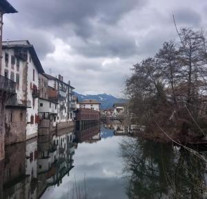 une vue sur une rivière dans une ville avec des bâtiments dans l'établissement Apartamento Beretaberri, à Narvarte