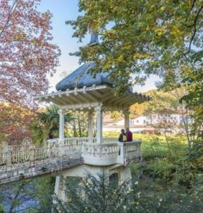 dos personas sentadas en un cenador en un parque en Apartamento Beretaberri, en Narvarte