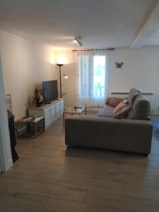 a living room with a couch and a television at Apartamento Beretaberri in Narvarte