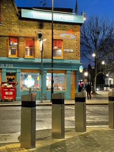 een gebouw aan de kant van een straat 's nachts bij love Romm in Londen