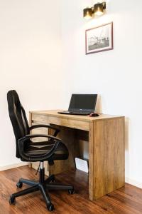 einen Schreibtisch mit einem Laptop darüber in der Unterkunft Peters apartment in Sutivan