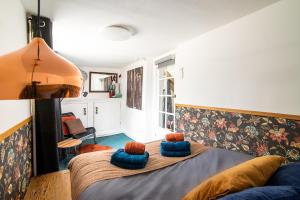 um quarto com uma cama com almofadas azuis em PRIVACY Entire BARN for 4 Garden Cliff Vobster Quay Frome Longleat Bath Stonehenge BBQ HQ & Pet FREE-ndly em Radstock