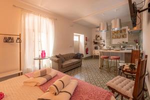 a living room with a table and a kitchen at La Casona Verde in Almodóvar del Río