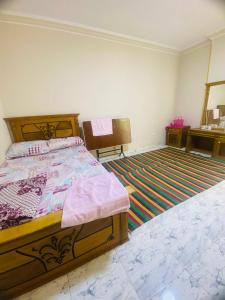 Un pat sau paturi într-o cameră la Salam Appartment