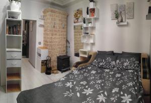 um quarto com uma cama e uma lareira de tijolos em Frendly Flat Free Parking Kitchen Equipment Cosy em Riga