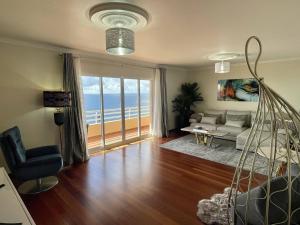 een woonkamer met uitzicht op de oceaan bij All Warmth - Colinas do Lido in Funchal