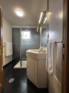 een badkamer met een wastafel en een douche bij All Warmth - Colinas do Lido in Funchal