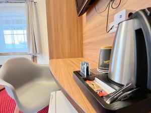 Příslušenství pro přípravu čaje a kávy v ubytování BnB Fliegerhaeusle Hagnau 24h Self Check In