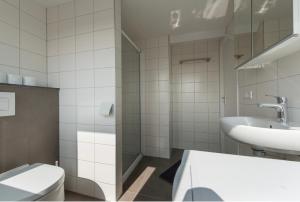 łazienka z toaletą i umywalką w obiekcie B&B de Noorman w mieście Westkapelle