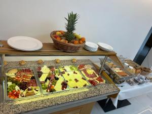 un buffet avec beaucoup de nourriture sur une table dans l'établissement Hotel Lottstetten, à Lottstetten