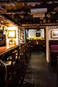 un bar dans un restaurant avec des chaises et une lampe dans l'établissement An Sugan Guesthouse, à Clonakilty