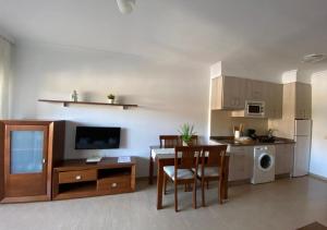 Una cocina con una mesa y un comedor. en Apartamentos Benal Beach Group, en Benalmádena