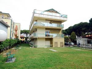 un edificio con un balcón en el lateral. en Jesolo Sun Beach House - Host Solution en Lido di Jesolo
