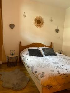 ein Schlafzimmer mit einem Bett und einem Spiegel an der Wand in der Unterkunft Chaleureux appartement grand panorama 2 avec piscine au pied des pistes in Valmeinier